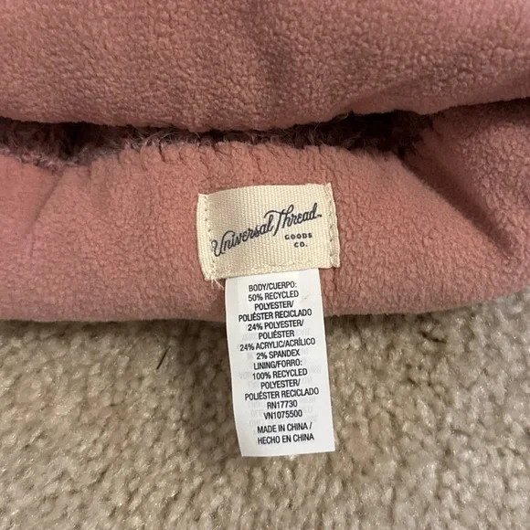NWT Universal Thread Women’s Pink Fleece-Lined Beanie with Pom Pom - Picture 3 of 4
